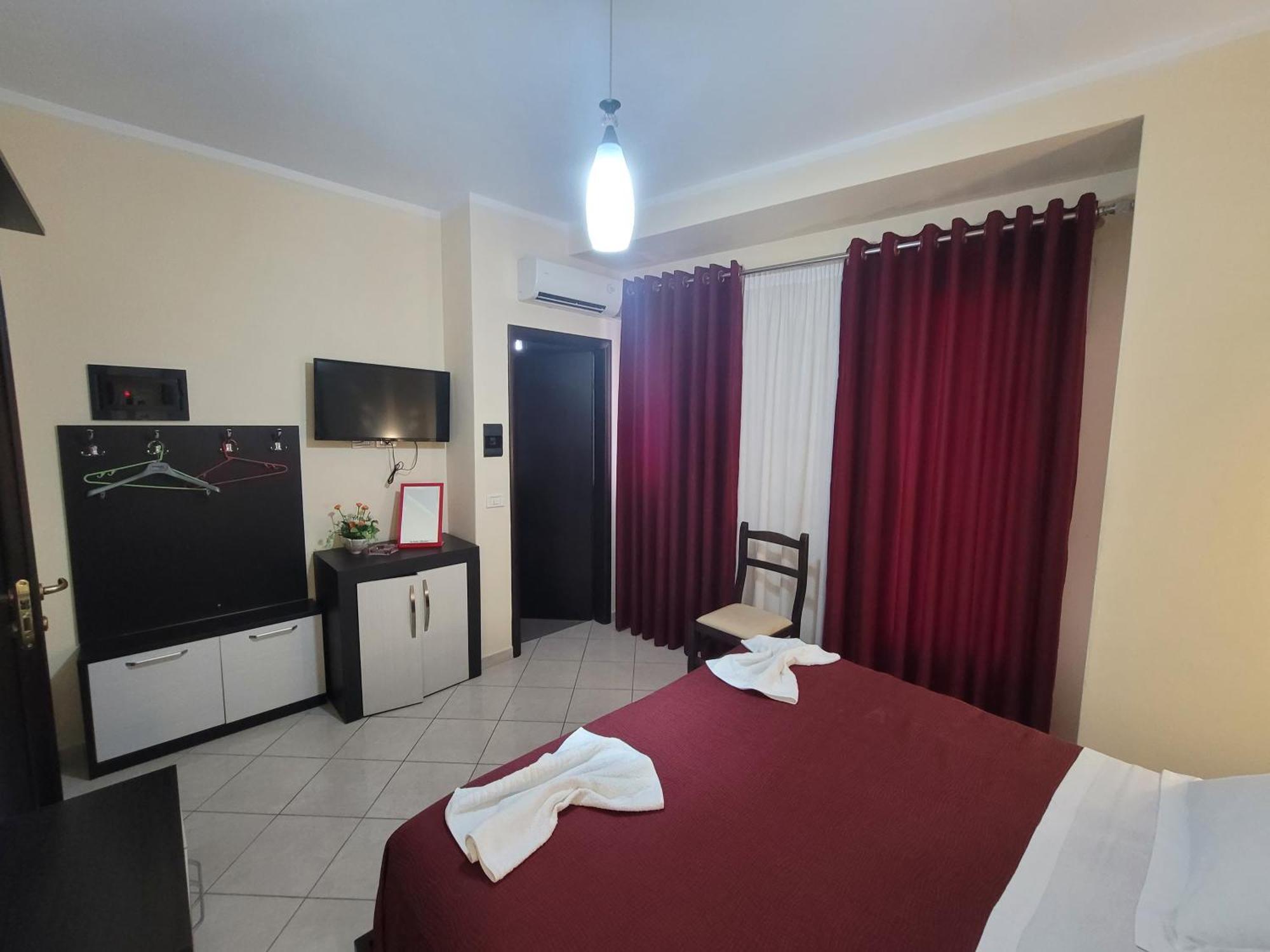 Haris Hotel Vlore Bagian luar foto